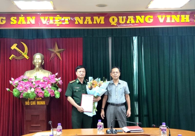 Chánh Văn phòng Thường trực Ban Chỉ đạo 389 quốc gia Lê Thanh Hải tặng hoa chúc mừng ông Vương Trường Nam. Ảnh:VPTT 389