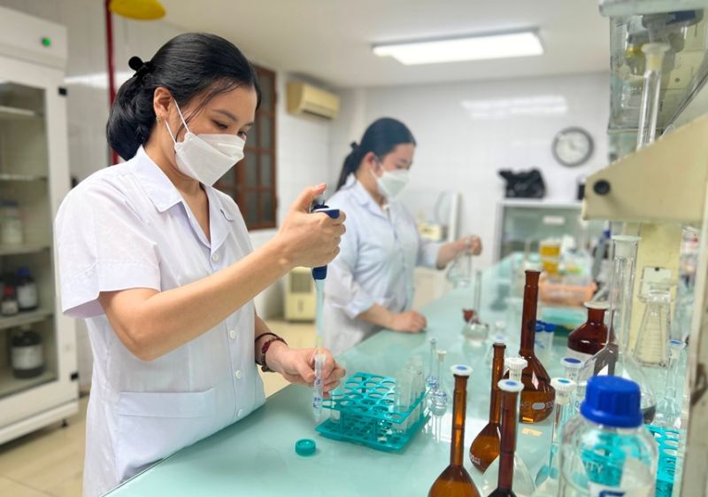 Trung tâm Kiểm nghiệm thuốc - mỹ phẩm - thực phẩm tỉnh Hải Dương làm các xét nghiệm kiểm tra chất lượng một số mẫu dược phẩm, mỹ phẩm