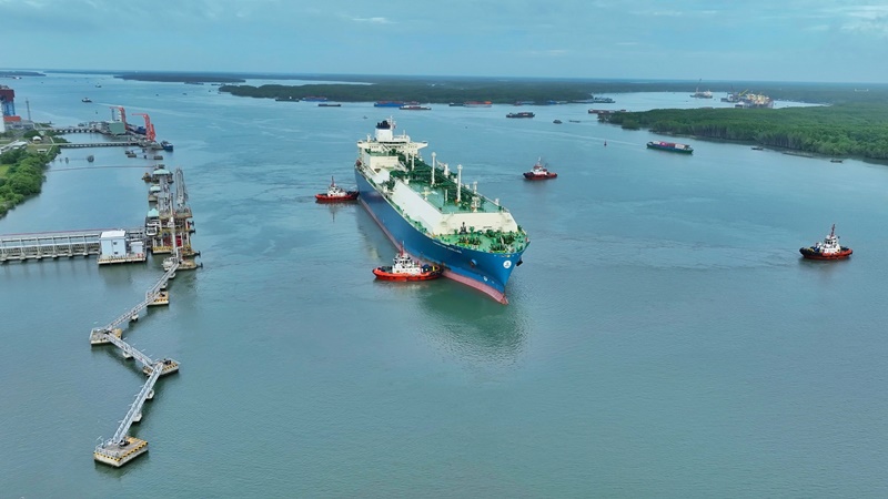 Tàu chở khí LNG cập Kho cảng LNG Thị Vải (Phú Mỹ)