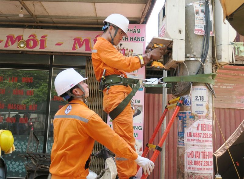 Công nhân PC Bắc Giang thường xuyên kiểm tra, sửa chữa sự cố lưới điện, bảo đảm việc cung ứng điện trên địa bàn diễn ra liên tục, an toàn. Ảnh PC Bắc Giang