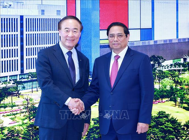 Phó Chủ tịch, Giám đốc điều hành Tập đoàn Samsung Young Hyun Jun đón Thủ tướng Phạm Minh Chính. Ảnh: Dương Giang/TTXVN