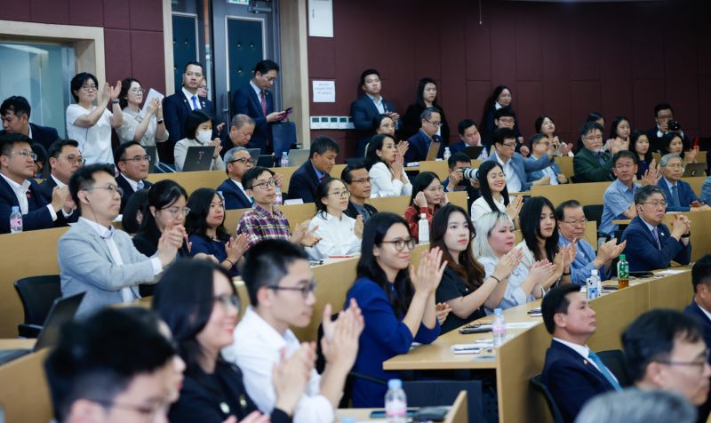 Đông đảo các học giả, nhà nghiên cứu, giáo sư, nghiên cứu sinh và sinh viên của Đại học Quốc gia Seoul tham dự sự kiện.