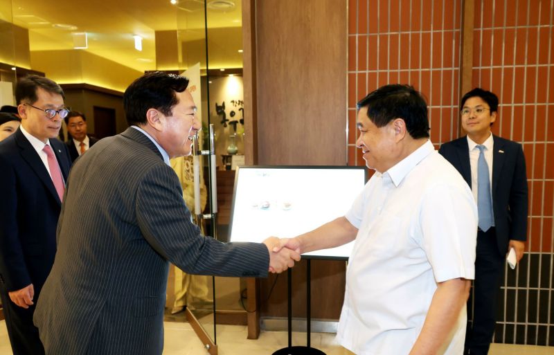 Bộ trưởng Nguyễn Chí Dũng làm việc với ông Kim Ki-moon, Chủ tịch Hiệp hội doanh nghiệp nhỏ và vừa Hàn Quốc (KBIZ)