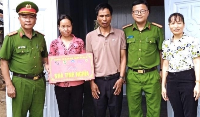 : Đại diện lãnh đạo Công an huyện Krông Bông trao nhà tình nghĩa cho gia đình có hoàn cảnh hó khăn tại xã Yang Reh.