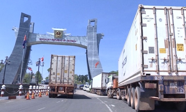Xe chở hàng hóa từ Campuchia nhập khẩu sang Việt Nam thông qua Cửa khẩu Quốc tế Lệ Thanh