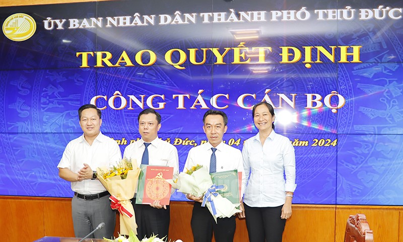 Ông Trần Duy Long và ông Huỳnh Trọng Nghĩa nhận quyết định tại buổi lễ