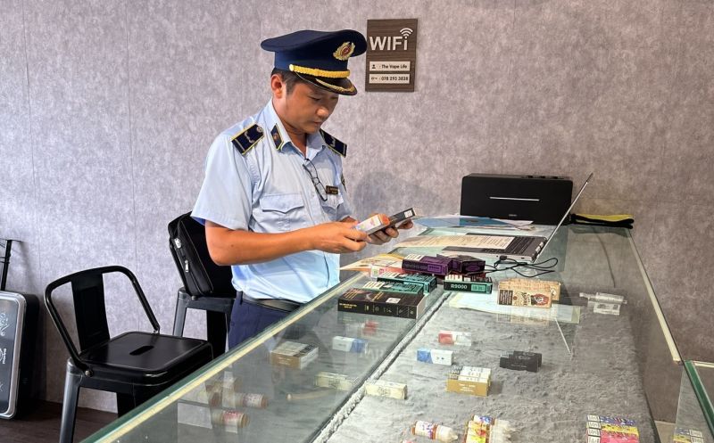 Quản lý thị trường Tiền Giang phát hiện 2 cơ sở kinh doanh thuốc lá điện tử nhập lậu