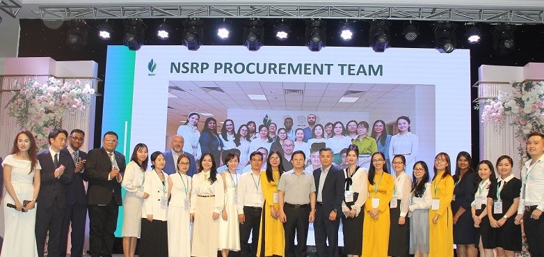 NSRP chụp ảnh lưu niệm với các nhà phân phối địa phương.