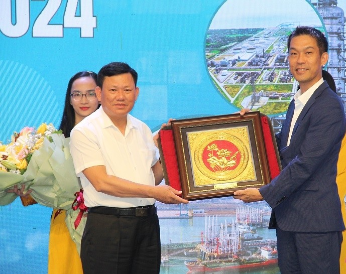 NSRP tặng hoa và quà lưu niệm, cảm ơn sự quan tâm của tỉnh Thanh Hoá đối với sự phát triển và hoạt động của nhà máy.