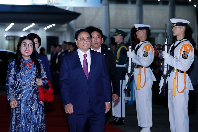 Lễ tiễn Thủ tướng Phạm Minh Chính và Phu nhân kết thúc chuyến thăm chính thức Hàn Quốc - Ảnh VGP/Nhật Bắc