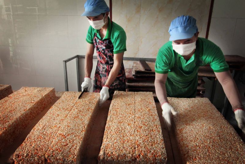 Bánh cáy được sản xuất theo bí quyết truyền thống của làng Nguyễn
