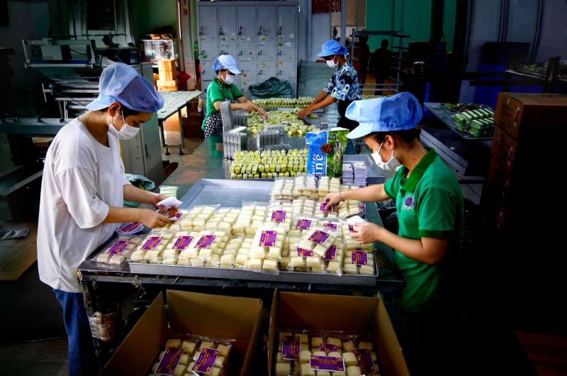 Nhân công tại xưởng sản xuất bánh kẹo Thiên Đức đang đóng gói các loại bánh kẹo