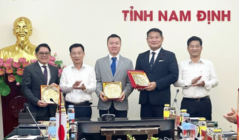 Lãnh đạo tỉnh Nam Định tặng quà lưu niệm các nghị sĩ, doanh nghiệp Nhật Bản