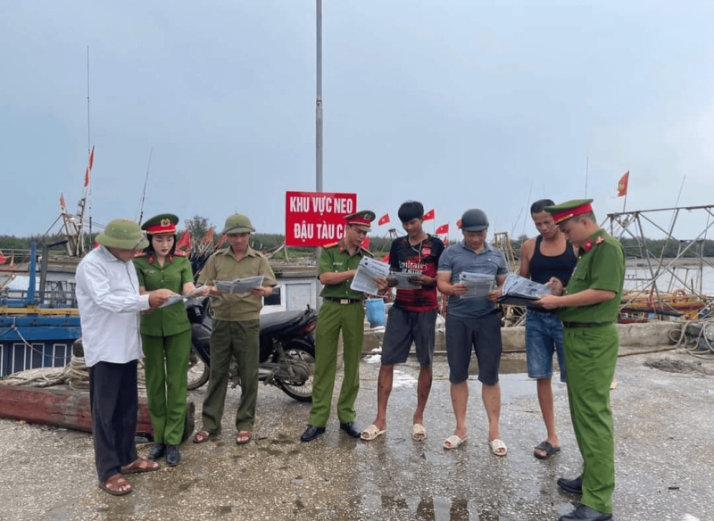 Lực lượng công an tuyên truyền, phổ biến pháp luật cho người dân trên địa bàn biên giới biển tỉnh Thái Bình.