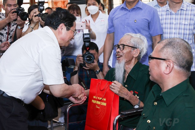 Thủ tướng thăm, tặng quà tại Trung tâm điều dưỡng thương binh Kim Bảng, Hà Nam - Ảnh: VGP/Nhật Bắc
