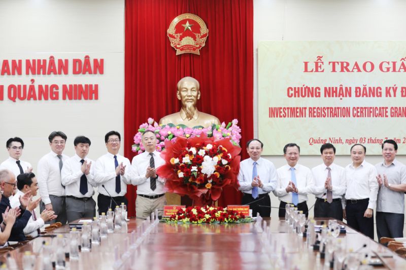 Ông Nguyễn Xuân Ký, Ủy viên Trung ương Đảng, Bí thư Tỉnh ủy, Chủ tịch HĐND tỉnh Quảng Ninh tặng hoa chúc mừng nhà đầu tư.