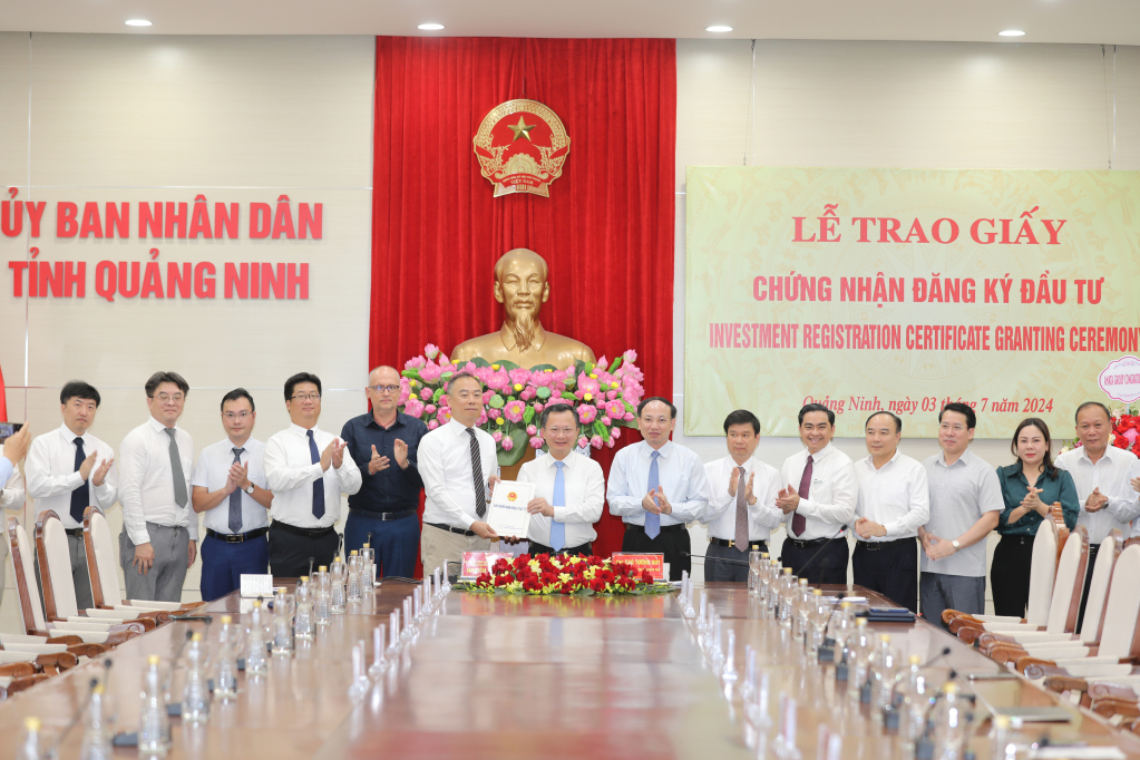 Ông Cao Tường Huy, Phó Bí thư Tỉnh ủy, Chủ tịch UBND tỉnh Quảng Ninh trao Giấy CNĐKĐT cho Tập đoàn Foxconn.