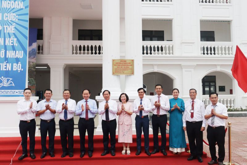 Đồng chí Lê Tiến Châu, Bí thư Thành ủy, Trưởng Đoàn ĐBQH Hải Phòng cùng các đại biểu cắt băng khánh thành.