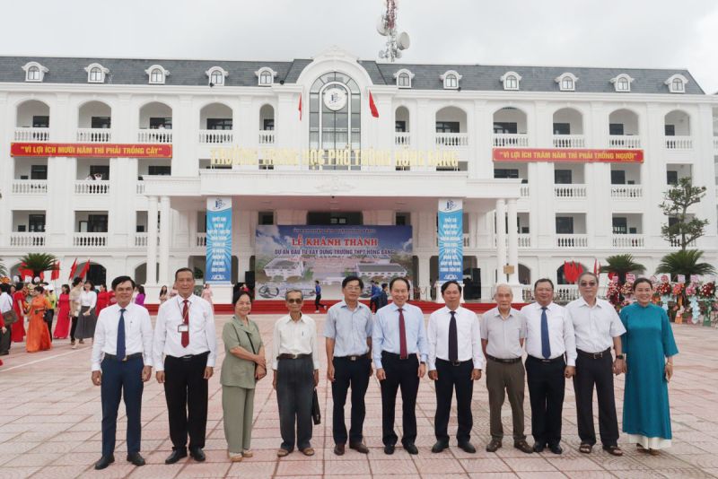 Đồng chí Lê Tiến Châu, Bí thư Thành ủy, Trưởng Đoàn ĐBQH Hải Phòng và lãnh đạo quận Hồng Bàng chụp hình lưu niệm với các thế hệ nhà giáo Trường THPT Hồng Bàng.