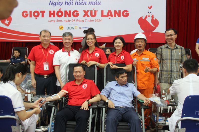 Phó Chủ tịch HĐND tỉnh Lạng Sơn Đinh Hữu Học (áo đỏ) tham gia hiến máu tại ngày hội