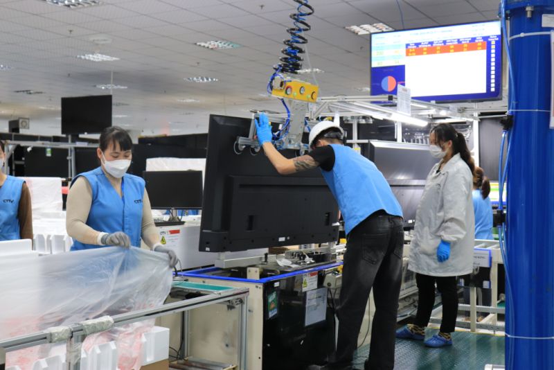 Công nhân Công ty TNHH Competittion Team Technology Việt Nam (KCN Đông Mai, TX Quảng Yên) kiểm tra sản phẩm.
