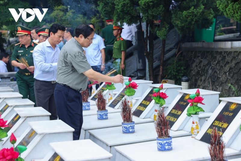 Thủ tướng thắp hương tri ân các Anh hùng, liệt sỹ tại Nghĩa trang liệt sĩ Quốc gia Vị Xuyên ngày 28/3/2023