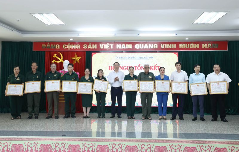 Phó Chủ tịch Thường trực UBND tỉnh Lạng Sơn Dương Xuân Huyên trao bằng khen cho các tập thể có thành tích xuất sắc