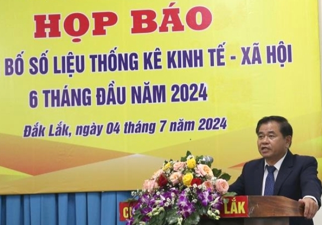 Cục trưởng Cục Thống kê Đắk Lắk Đỗ Tấn Xuân công bố số liệu về tình hình kinh tế - xã hội của tỉnh