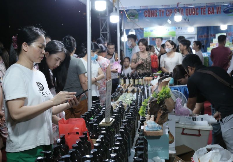 Đông đảo người dân huyện Đông Hưng đến thăm quan, mua sắm tại chương trình.