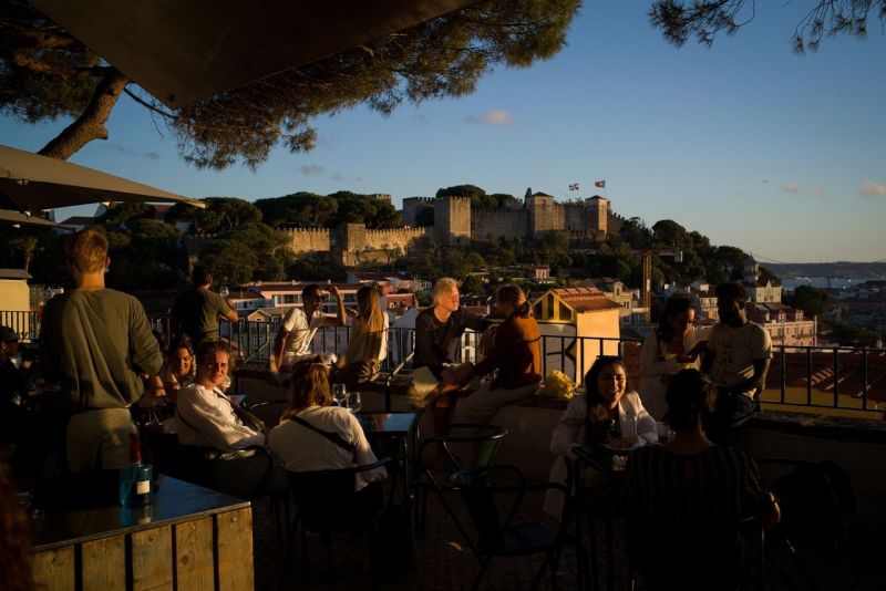 Các quán bar, nhà hàng và khách sạn ở Lisbon, một thành phố tại châu Âu, chật kín khách du lịch, đa số là người Mỹ. (Nguồn: The Wall Street Journal)