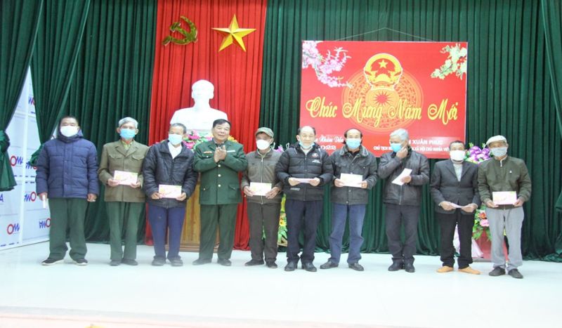Ông Nguyễn Quang Tiệp tặng quà những CCB và hộ có hoàn cảnh đặc biệt khó khăn tại quê hương dịp Tết nguyên đán