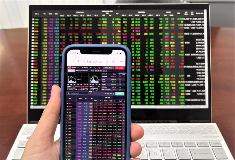 VN-Index hôm nay: Nhà đầu tư nên canh mua cổ phiếu ngành hàng bán lẻ, xuất khẩu