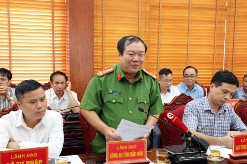 Đại tá Phạm Văn Lương Phó Giám đốc Công an tỉnh phát biểu tại hội nghị.