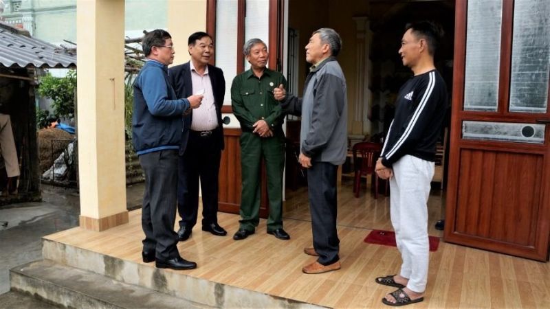Ông Nguyễn Quang Tiệp (đứng thứ 2 bên trái) đi thăm đồng đội