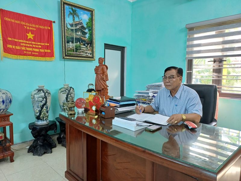 Ông Nguyễn Quang Tiệp trong căn phòng làm việc hiện tại ở xã Quỳnh Giao, huyện Quỳnh Phụ