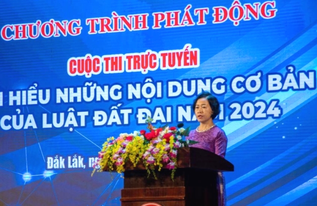 Bà Phan Thị Hồng Thắng, Giám đốc Sở Tư pháp, Trưởng ban tổ chức Cuộc thi trực tuyến “Tìm hiểu những nội dung cơ bản của Luật Đất đai năm 2024” phát biểu phát động hưởng ứng cuộc thi.