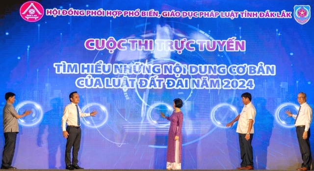 Bà Phan Thị Hồng Thắng, Giám đốc Sở Tư pháp, Trưởng ban tổ chức Cuộc thi trực tuyến “Tìm hiểu những nội dung cơ bản của Luật Đất đai năm 2024” phát biểu phát động hưởng ứng cuộc thi.