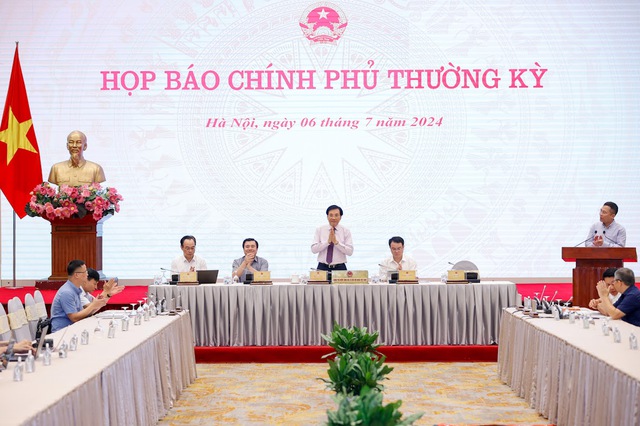 Bộ trưởng, Chủ nhiệm Văn phòng Chính phủ Trần Văn Sơn, Người phát ngôn của Chính phủ chủ trì buổi họp báo - Ảnh: VGP/Nhật Bắc