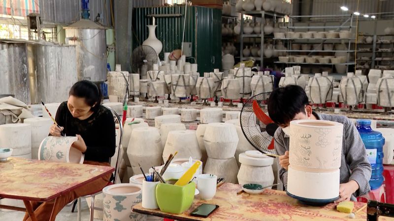 Sản phẩm gốm Bồ Bát, xã Yên Thành, huyện Yên Mô đã được tôn vinh là sản phẩm công nghiệp, nông nghiệp tiêu biểu quốc gia. Sản phẩm gốm Bồ Bát, xã Yên Thành, huyện Yên Mô đã được tôn vinh là sản phẩm công nghiệp, nông nghiệp tiêu biểu quốc gia.