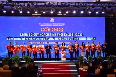 1- Lãnh đạo tỉnh Ninh Thuận trao chứng nhận chủ trương đầu tư và Chứng nhận đầu tư cho các dự án, tại Hội nghị công bố quy hoạch và xúc tiến đầu tư tỉnh Ninh Thuận ngày 28/4/2024