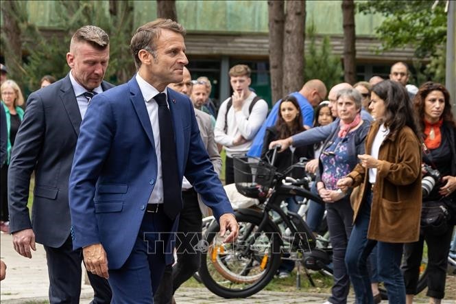 Tổng thống Pháp Emmanuel Macron rời điểm bầu cử Quốc hội ở Le Touquet ngày 30/6/2024. (Nguồn: Tân Hoa xã) Tổng thống Pháp Emmanuel Macron rời điểm bầu cử Quốc hội ở Le Touquet ngày 30/6/2024. (Nguồn: Tân Hoa xã)