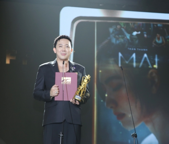 Trấn Thành trên bực nhận giải của DANAFF