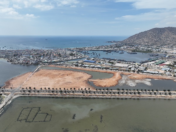 Dự án Khu đô thị mới Đầm Cà Ná đang thi công san lấp mặt bằng (chụp 2/6/2024)