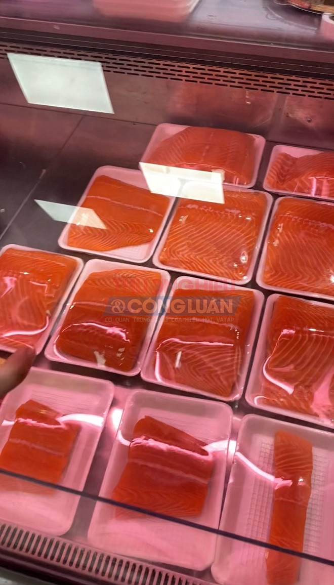 Rất khó để có thể biết được những miếng cá hồi này được nhập từ đâu?