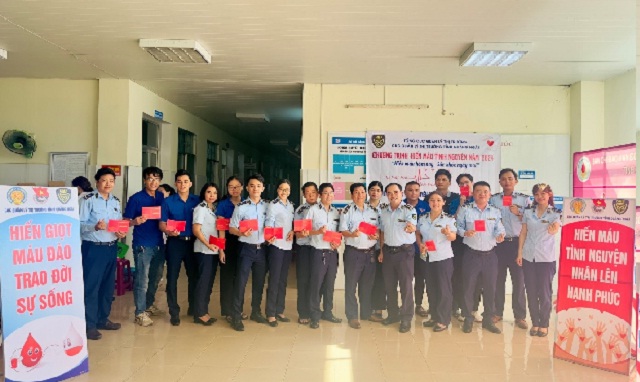 Ông Trần Xuân Thương (hàng trước, thứ 4 từ phải qua) cùng công chức, người lao động Cục QLTT Quảng Ngãi tham dự chương trình. Ảnh: Thúy Quỳnh.