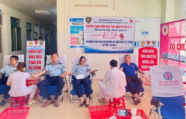Cận cảnh hình ảnh công chức, người lao động Cục QLTT Quảng Ngãi tình nguyện hiến máu. Ảnh: Thúy Quỳnh.