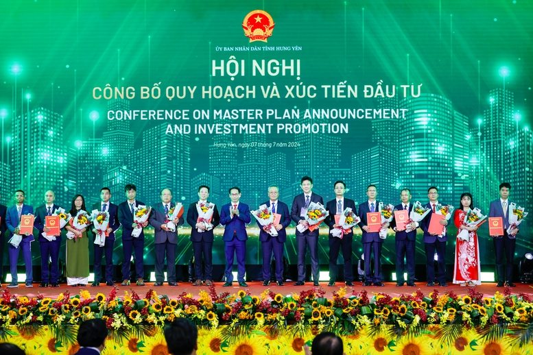 Lãnh đạo tỉnh Hưng Yên trao giấy chứng nhận đăng ký đầu tư cho các doanh nghiệp - Ảnh: VGP/Nhật Bắc