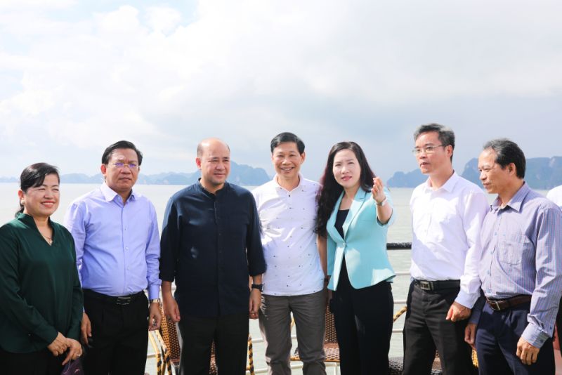 Bà Nguyễn Thị Hạnh, Phó Chủ tịch UBND tỉnh giới thiệu với đoàn đại biểu Campuchia về di sản, kỳ quan thiên nhiên thế giới Vịnh Hạ Long. Bà Nguyễn Thị Hạnh, Phó Chủ tịch UBND tỉnh giới thiệu với đoàn đại biểu Campuchia về di sản, kỳ quan thiên nhiên thế giới Vịnh Hạ Long.