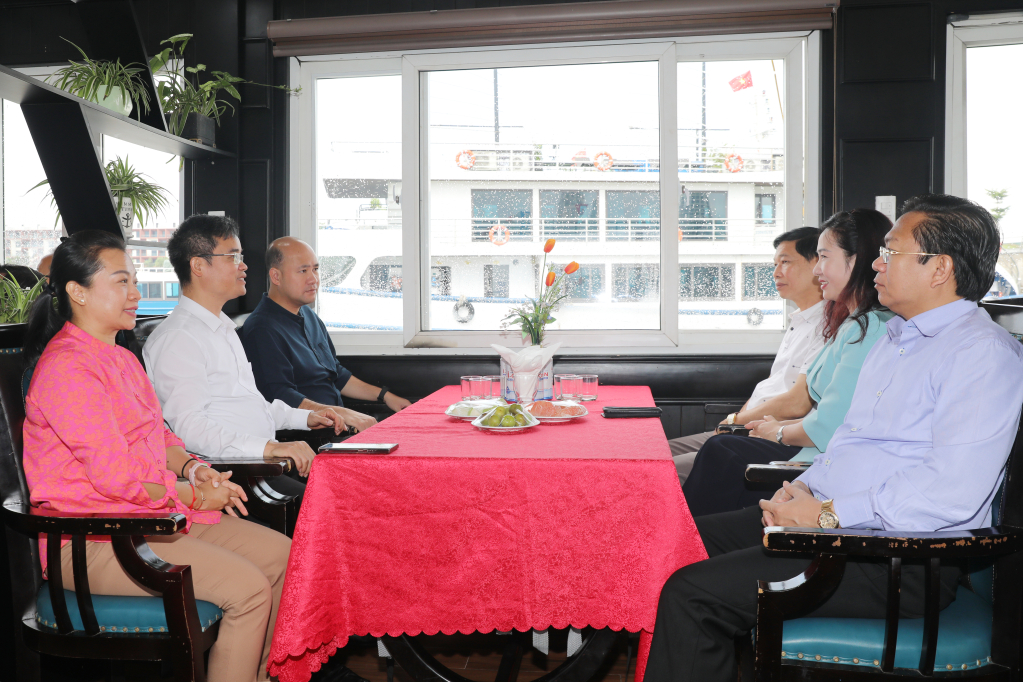 Phó Chủ tịch UBND tỉnh Quảng Ninh thông tin đến đoàn đại biểu Campuchia về mục tiêu, nhiệm vụ phát triển du lịch của Quảng Ninh. Phó Chủ tịch UBND tỉnh Quảng Ninh thông tin đến đoàn đại biểu Campuchia về mục tiêu, nhiệm vụ phát triển du lịch của Quảng Ninh.