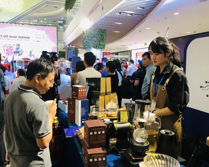 Nguồn cung khan hiếm, nhà đầu cơ tăng mua sẽ đẩy giá cà phê tiếp tục tăng trong nửa cuối năm 2024. Ảnh: QH Nguồn cung khan hiếm, nhà đầu cơ tăng mua sẽ đẩy giá cà phê tiếp tục tăng trong nửa cuối năm 2024. Ảnh: QH